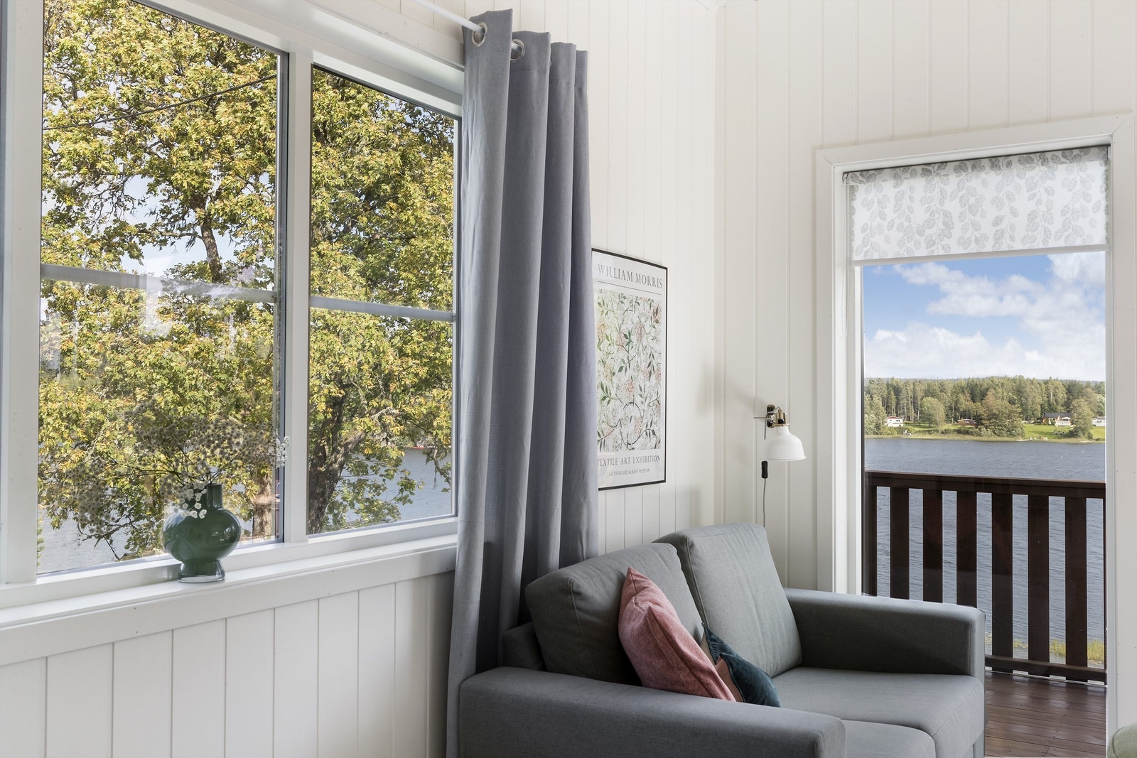 Det er også plass til sofa, bord, TV og tilhørende møblement Galleribilde