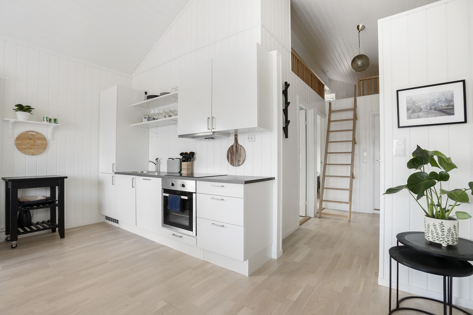 Kjøkken og stue er i en åpen løsning Galleribilde