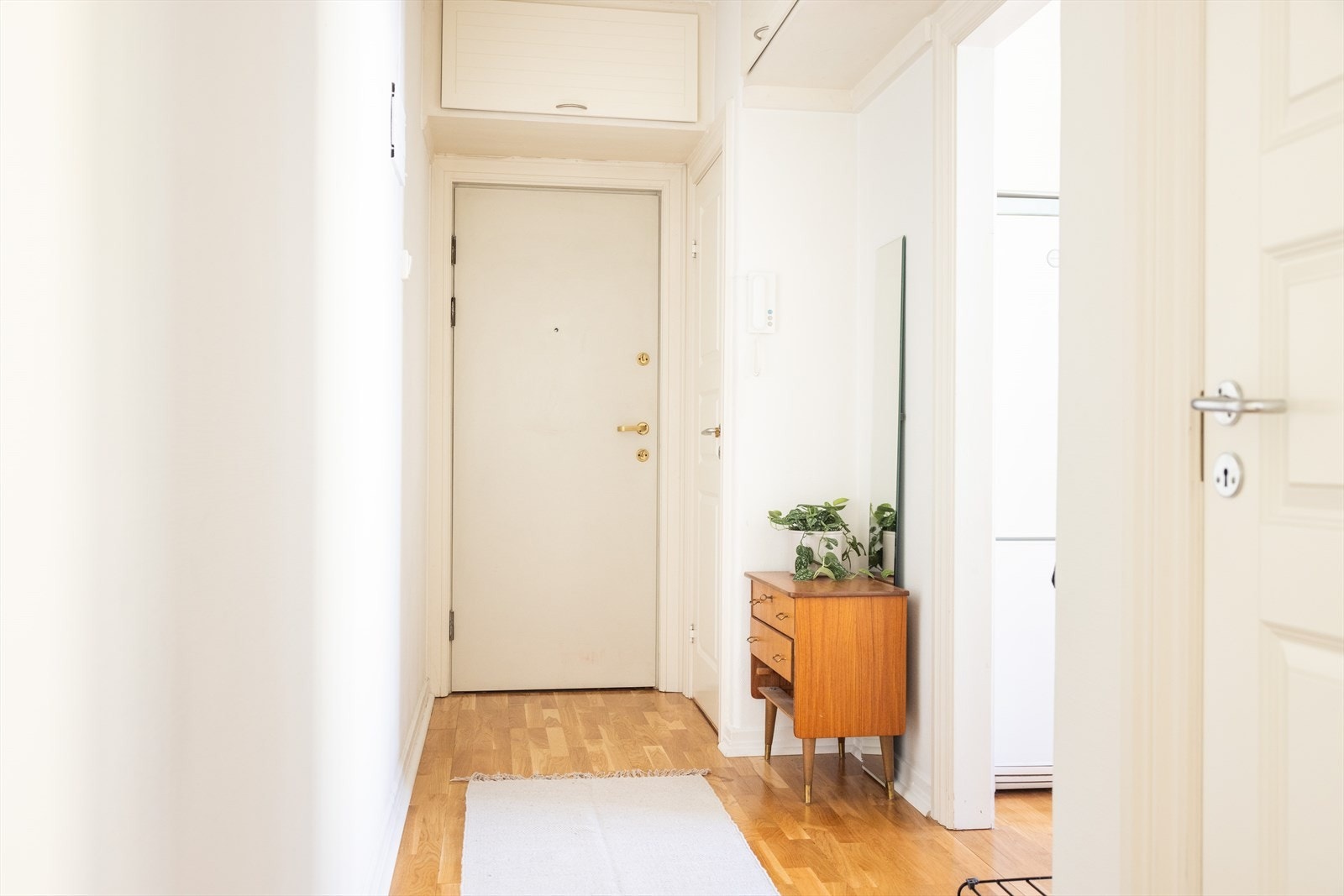 Videre har leiligheten et romslig inngangsparti med god plass til oppbevaring i plassbygde skap og kott. Galleribilde