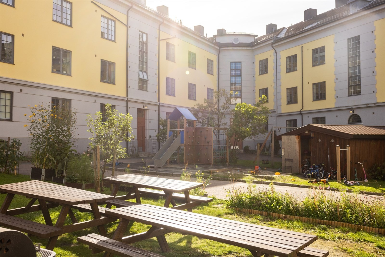 Det er gode solforhold i bakgården. Galleribilde