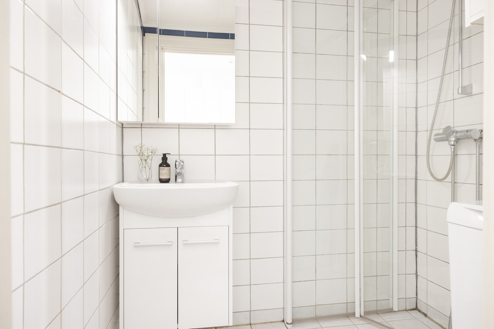 Til høyre på badet er det plass til vaskemaskin. I tillegg har man enkel tilgang til fellesvaskeri. Galleribilde