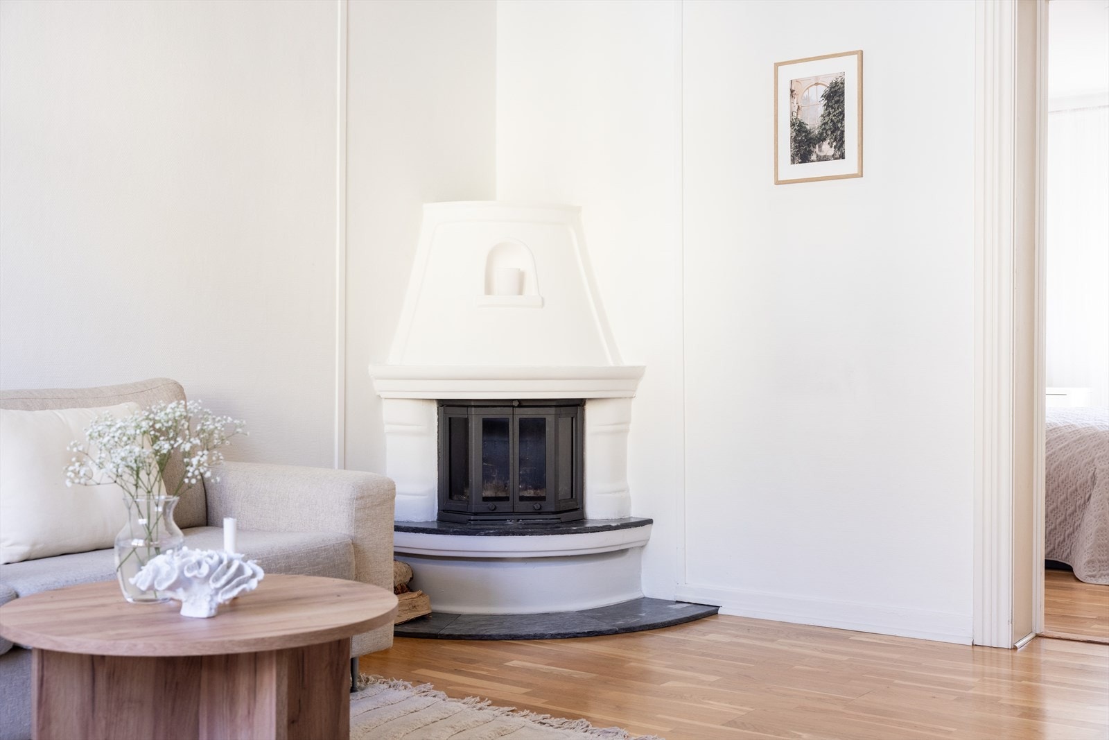 Generøs takhøyde, store vinduer og trolig originalt tregulv under parkett. Galleribilde