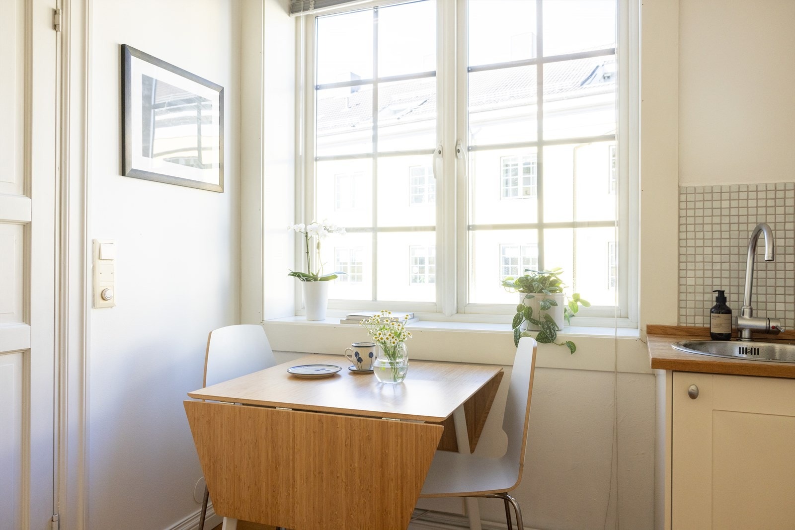 Hyggelig spiseplass med utsikt mot indre gårdsrom. Det store vinduet slipper inn godt med naturlig lys. Galleribilde