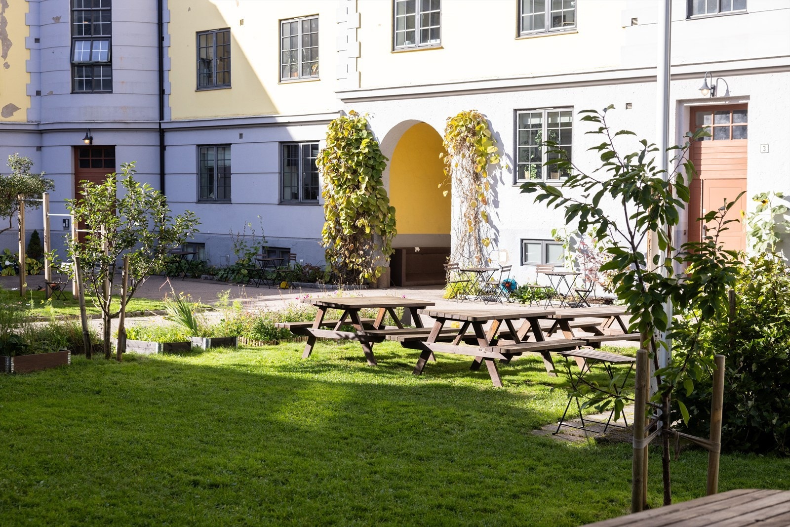 Her har man flotte grøntarealer rett utenfor døren med blant annet gressplen, utemøbler, grill og blomster. Galleribilde