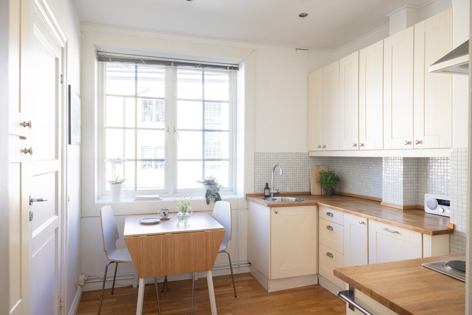 Separat kjøkken med plass til spisebord. Galleribilde