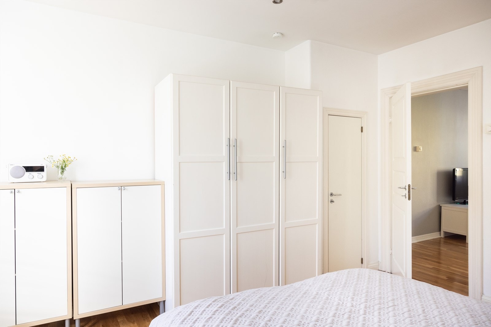 Svært god plass til garderobeskap. I tillegg har man ekstra oppbevaringsmuligheter i innvendig kott (dør til høyre for skapene) og to eksterne boder. Galleribilde