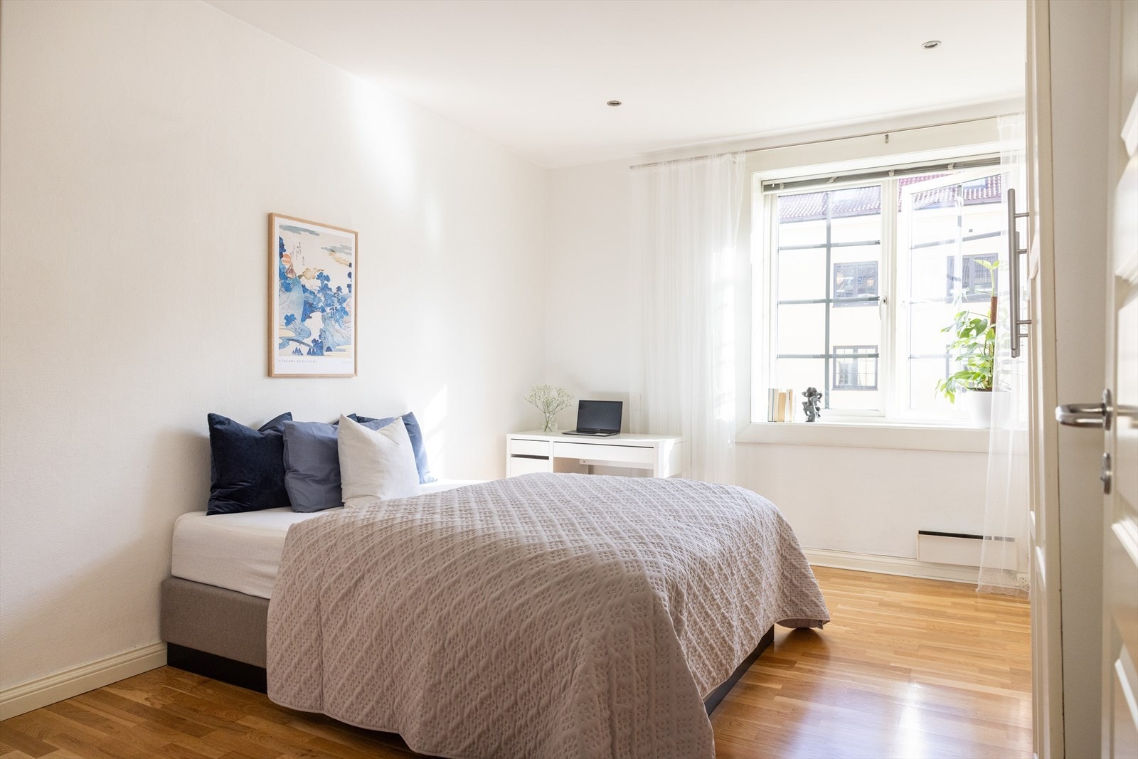 Svært romslig soverom med god plass til dobbeltseng, nattbord, skrivebord og skap. Galleribilde