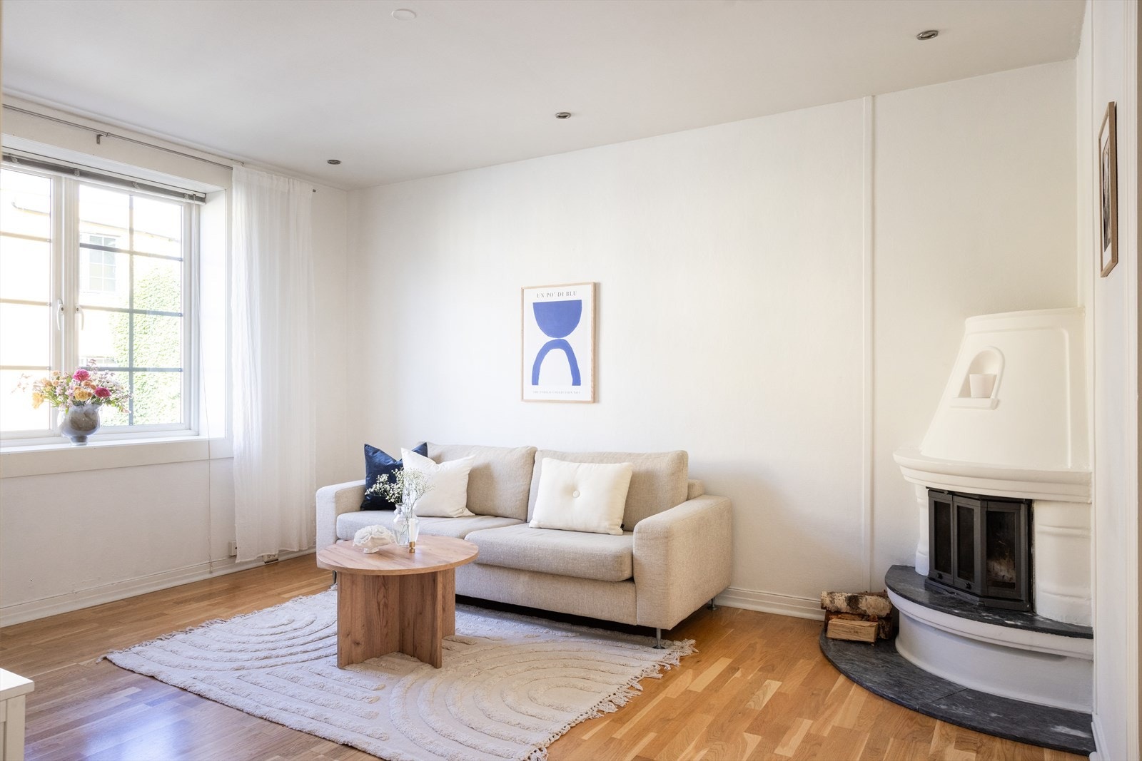 Leiligheten har en romslig stue med god plass til stor sofagruppe, TV-møblement og evt. spisebord. Galleribilde