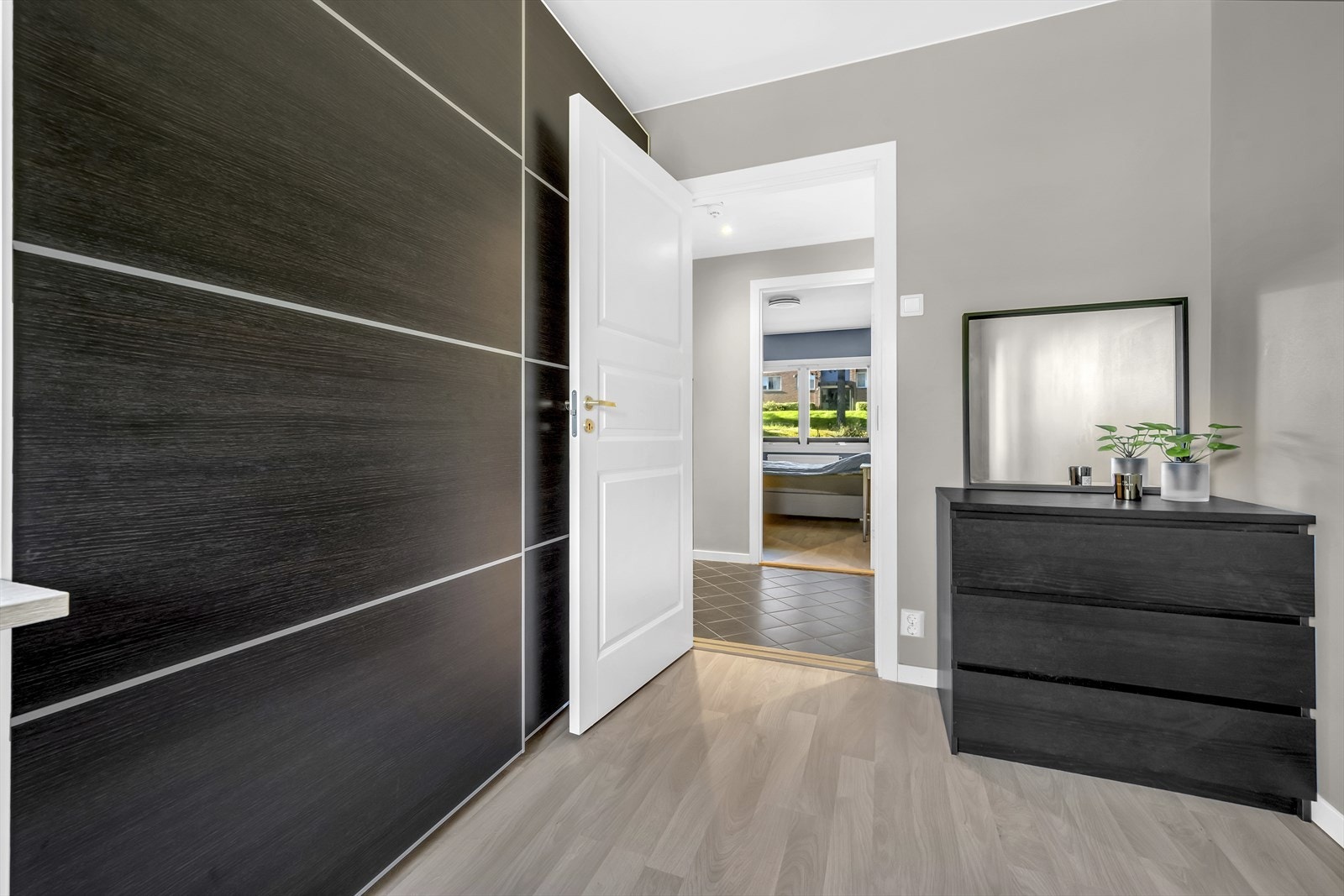 Rommet er innredet med praktisk skyvedørsgarderobe og har gode muligheter for oppbevaring. Galleribilde