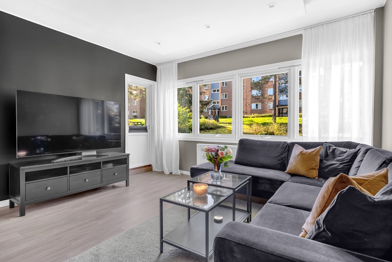 Lys og innbydende stue med god plass til sofagruppe, tv-seksjon, spisebord og ytterligere møblement. Galleribilde