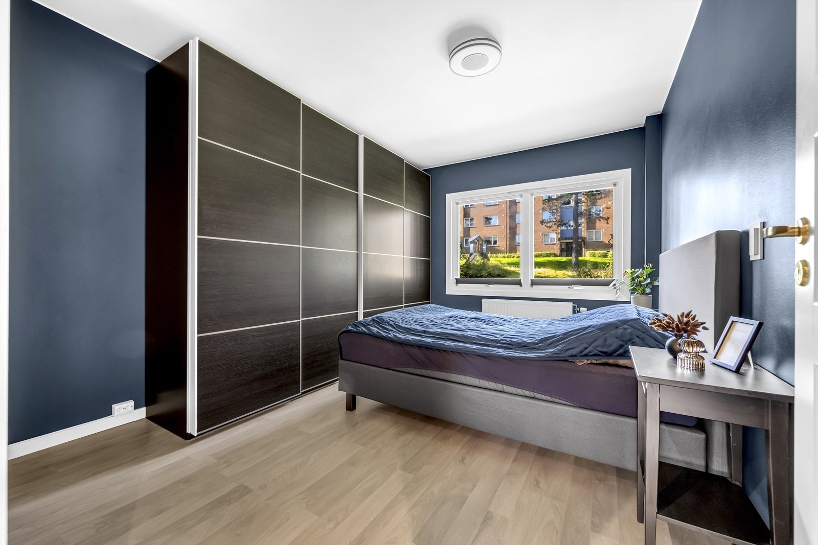 Hovedsoverommet er av god størrelse med plass til stor dobbeltseng, tilhørende nattbord og romslig skyvedørsgarderobe. Galleribilde