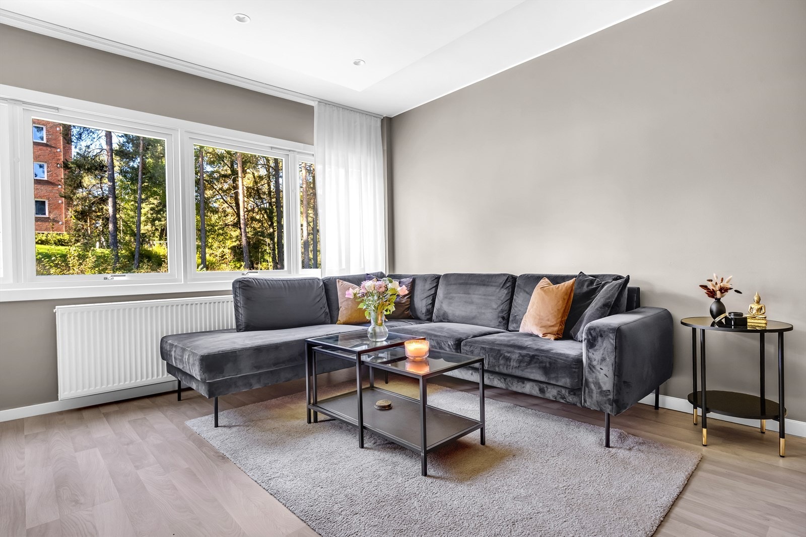 Store vindusflater og gjennomgående planløsning gir gode lys- og solforhold. Galleribilde