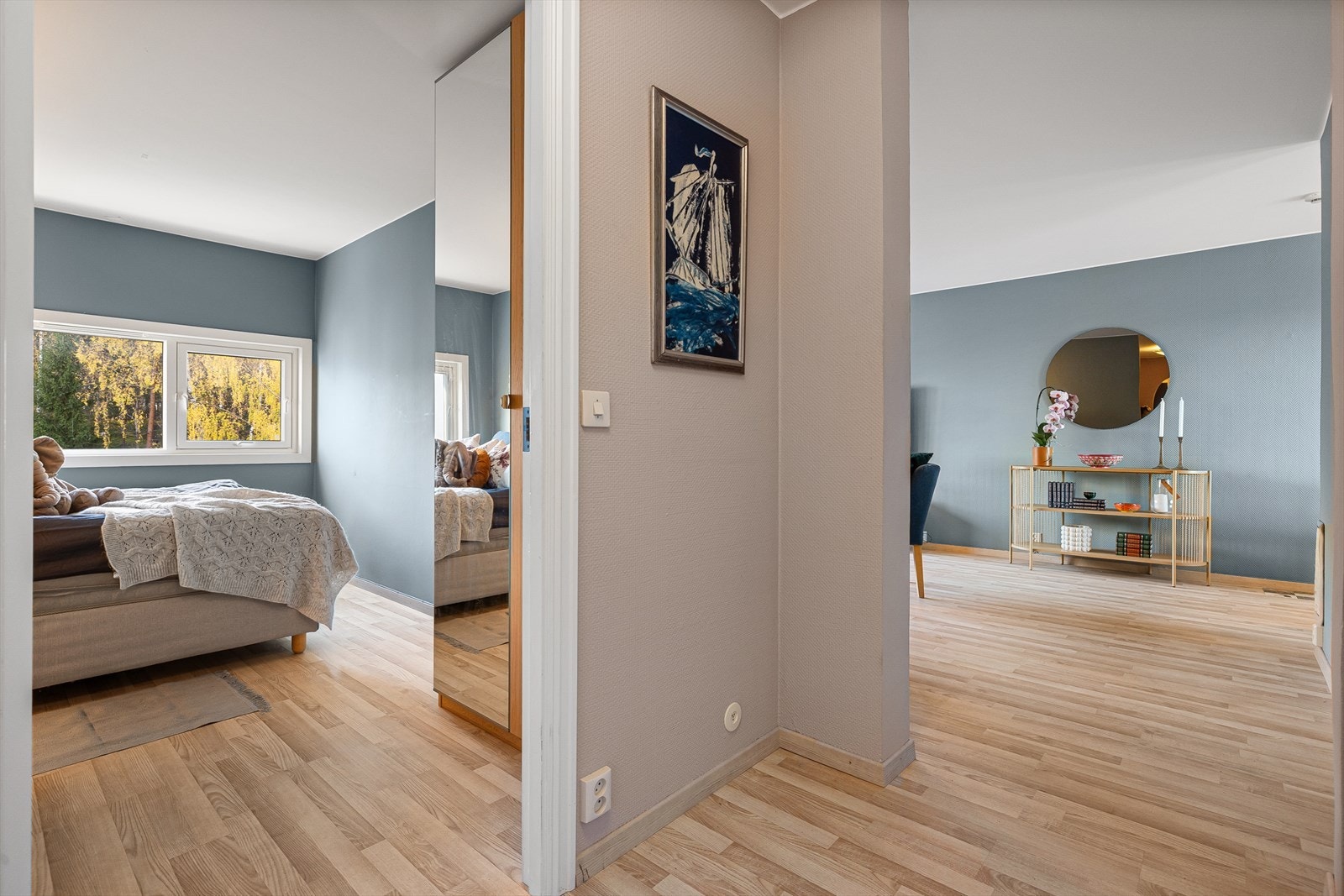 Til leiligheten medfølger en utebod på ca. fire kvm. Boden ligger i små hus som har fire boder i hver. Borettslaget har også en felles bod der man kan vinterlagre sykler Galleribilde