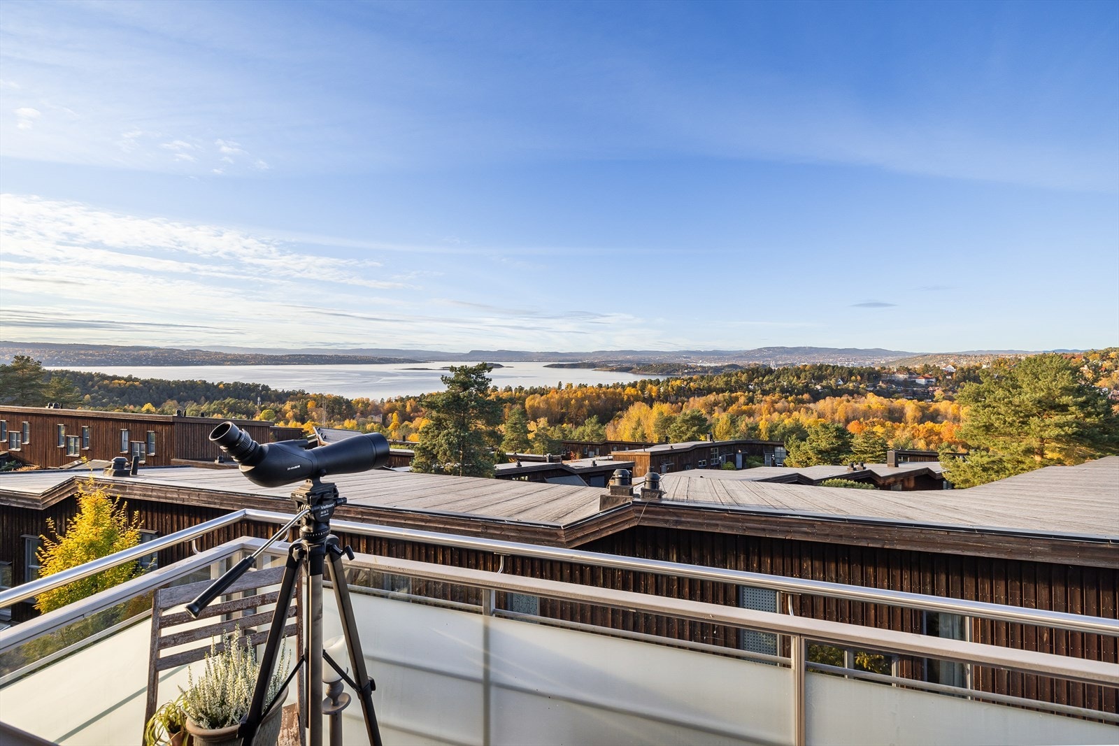 Uteplassen oppleves privat og skjermet ettersom balkongene i bygget er godt spredt fra hverandre Galleribilde