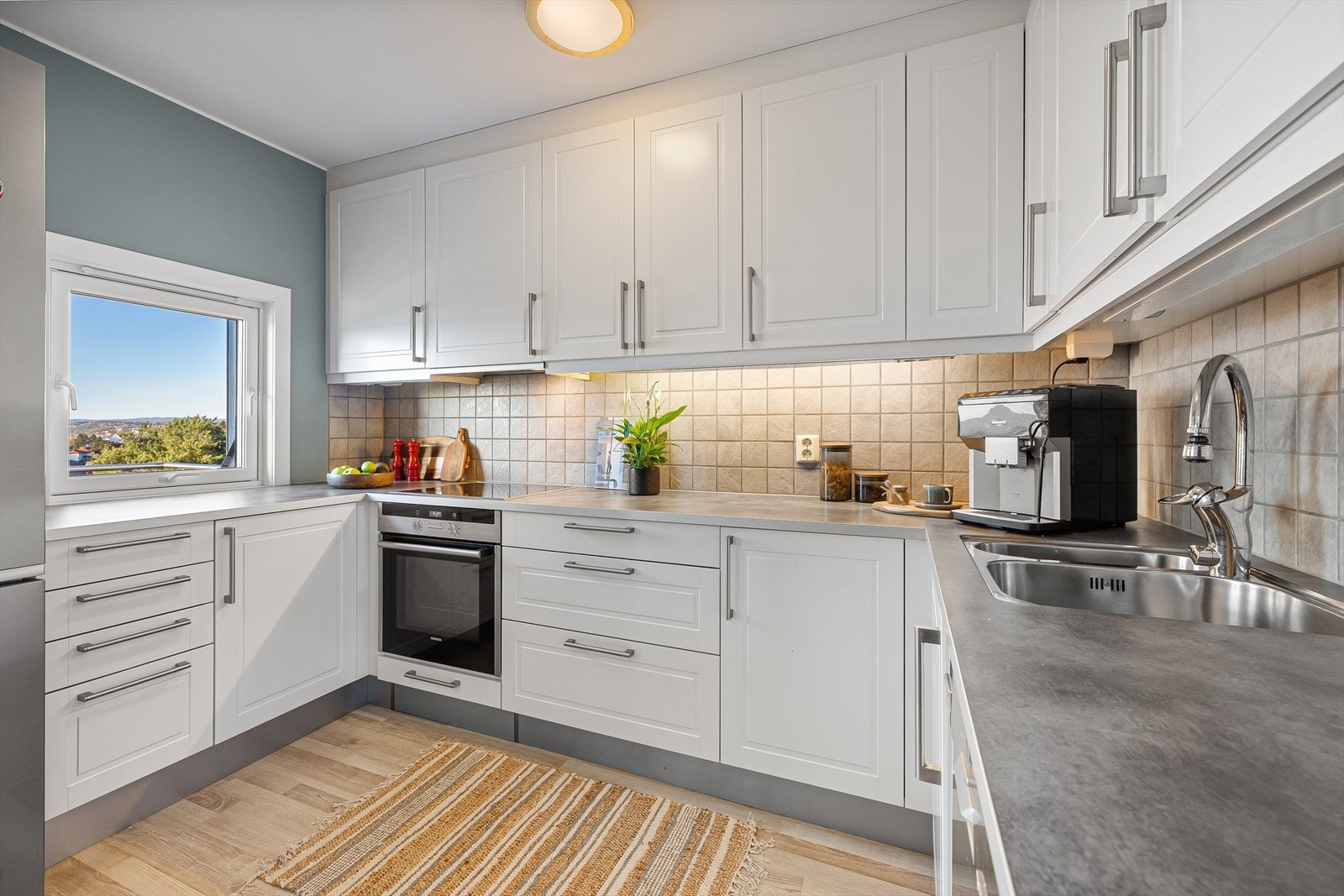 Kjøkkeninnredning fra HTH med integrert stekeovn og oppvaskmaskin Galleribilde