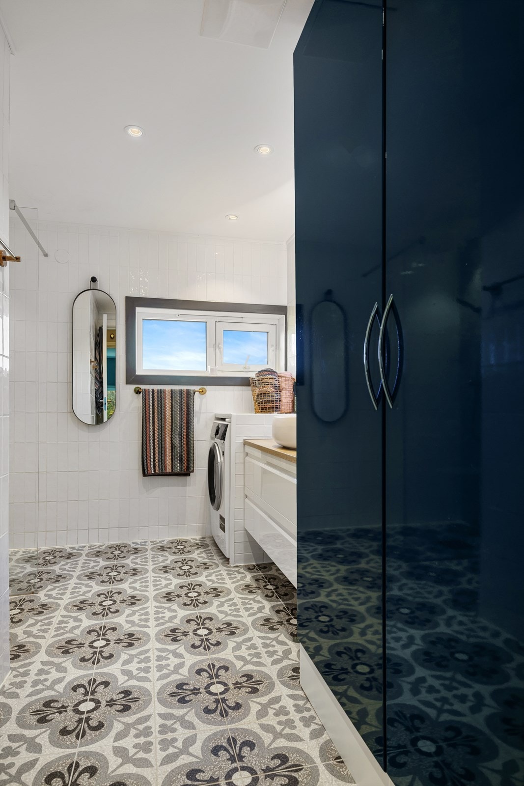 Pent, helfliset bad fra 2021 med varmekabler i gulv og downlights i himling Galleribilde