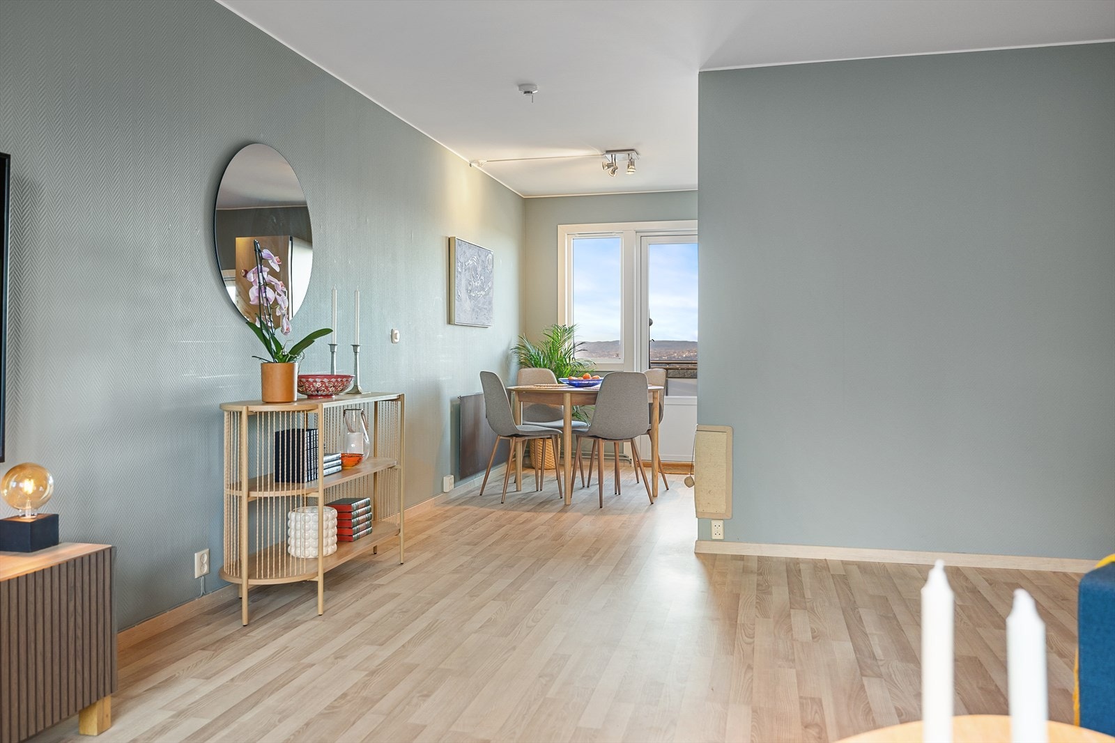 Leiligheten er gjennomgående og får rikelig med lysinnslipp Galleribilde