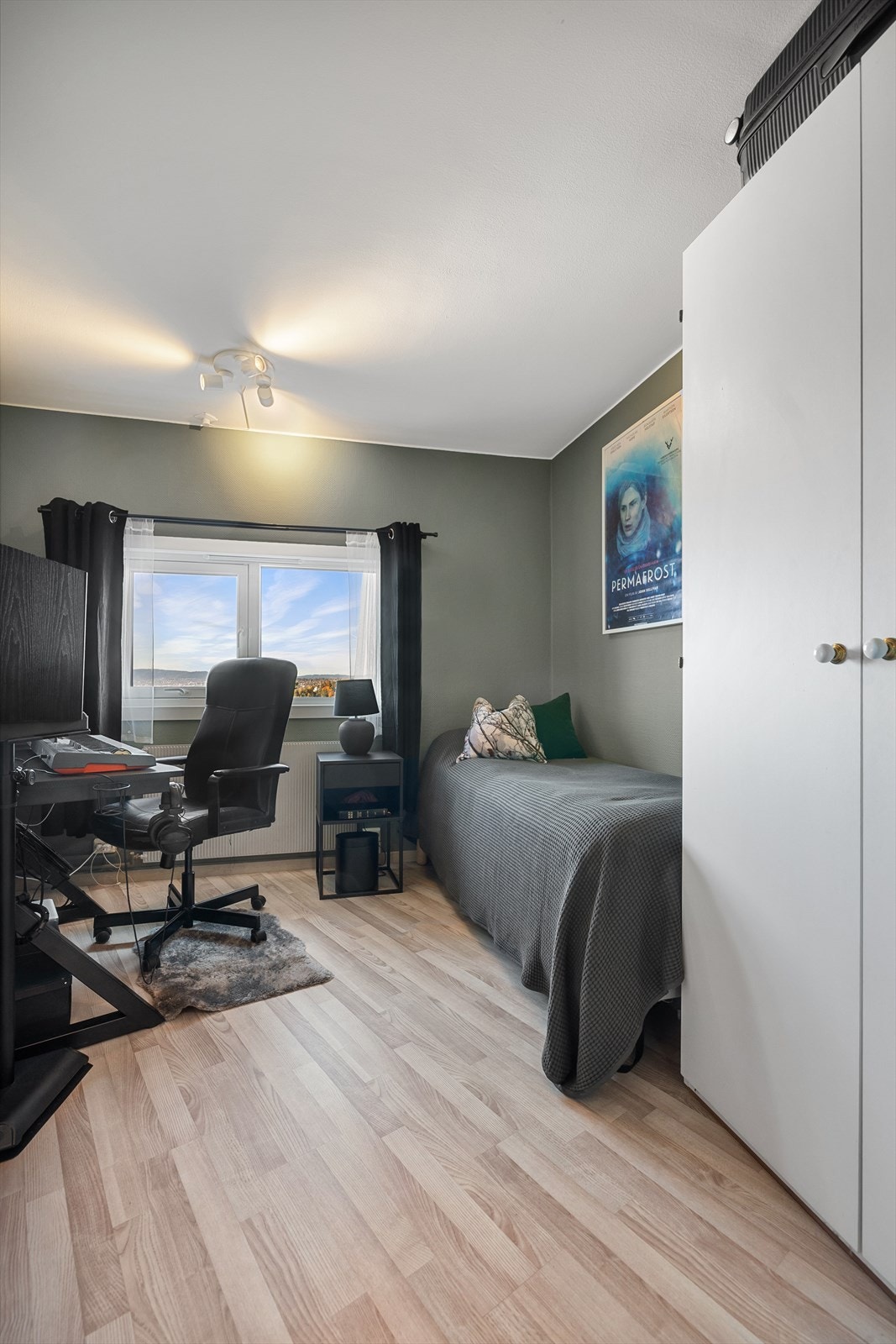 Leilighetens 2. soverom egner seg utmerket som f.eks. barnerom, kontor eller gjesteværelse. Gode lysforhold og flott, langstrakt utsikt Galleribilde