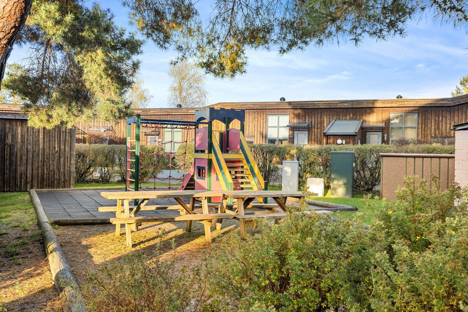 Grøntområder, prydbusker, trær og lekeplasser. Borettslaget har et eget "Grøntutvalg" som står på for å gjøre fellesområdene fine og velholdte Galleribilde