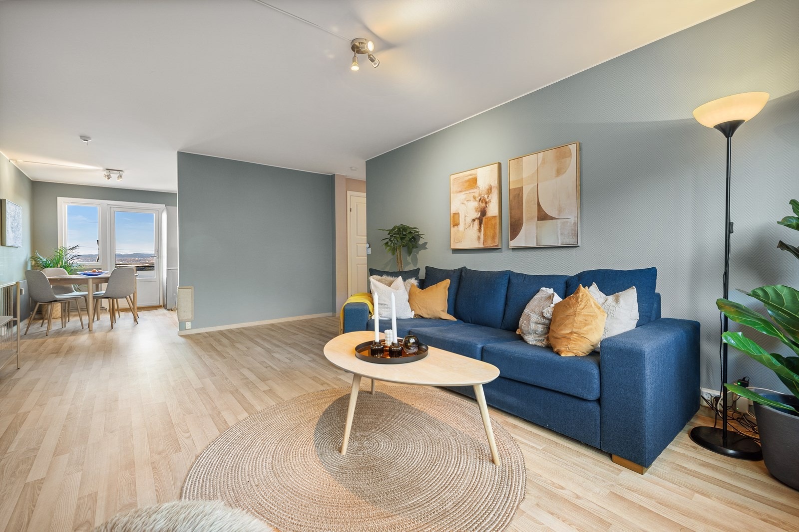 Stuen ligger i fin forlengelse av kjøkkenet og sammen utgjør de et fint allrom Galleribilde