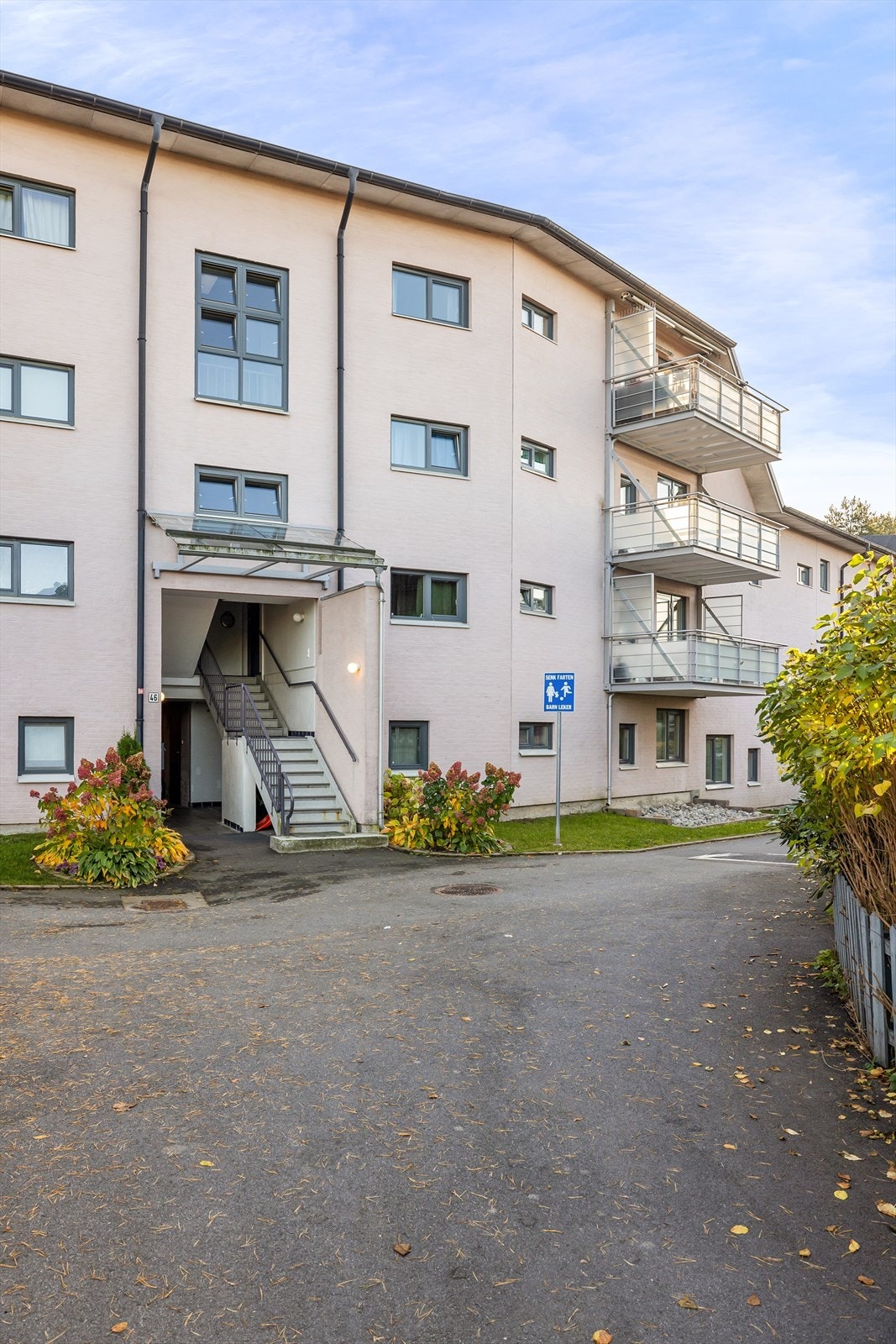 Det er bilfrie gangveier til både skole og barnehager. Internt i borettslaget ligger Hallagerstua barnehage hvor barn fra borettslaget har høy prioritet ved opptak Galleribilde