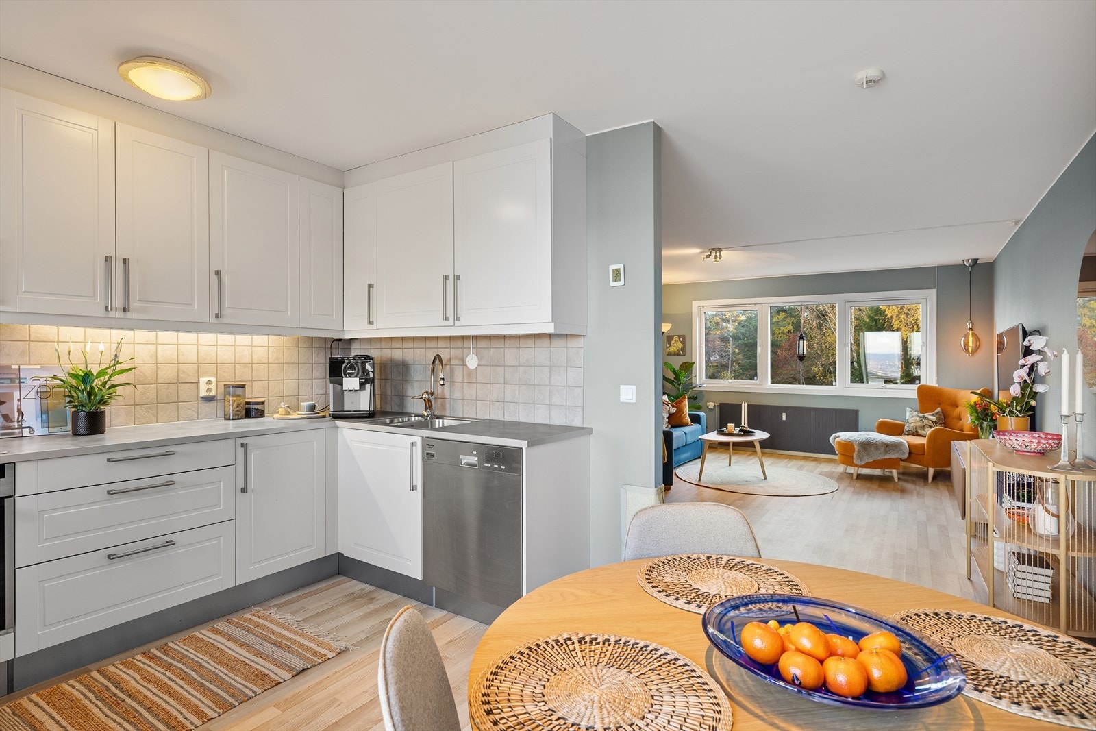 Leiligheten har gode møbleringsmuligheter for flere sittegrupper Galleribilde