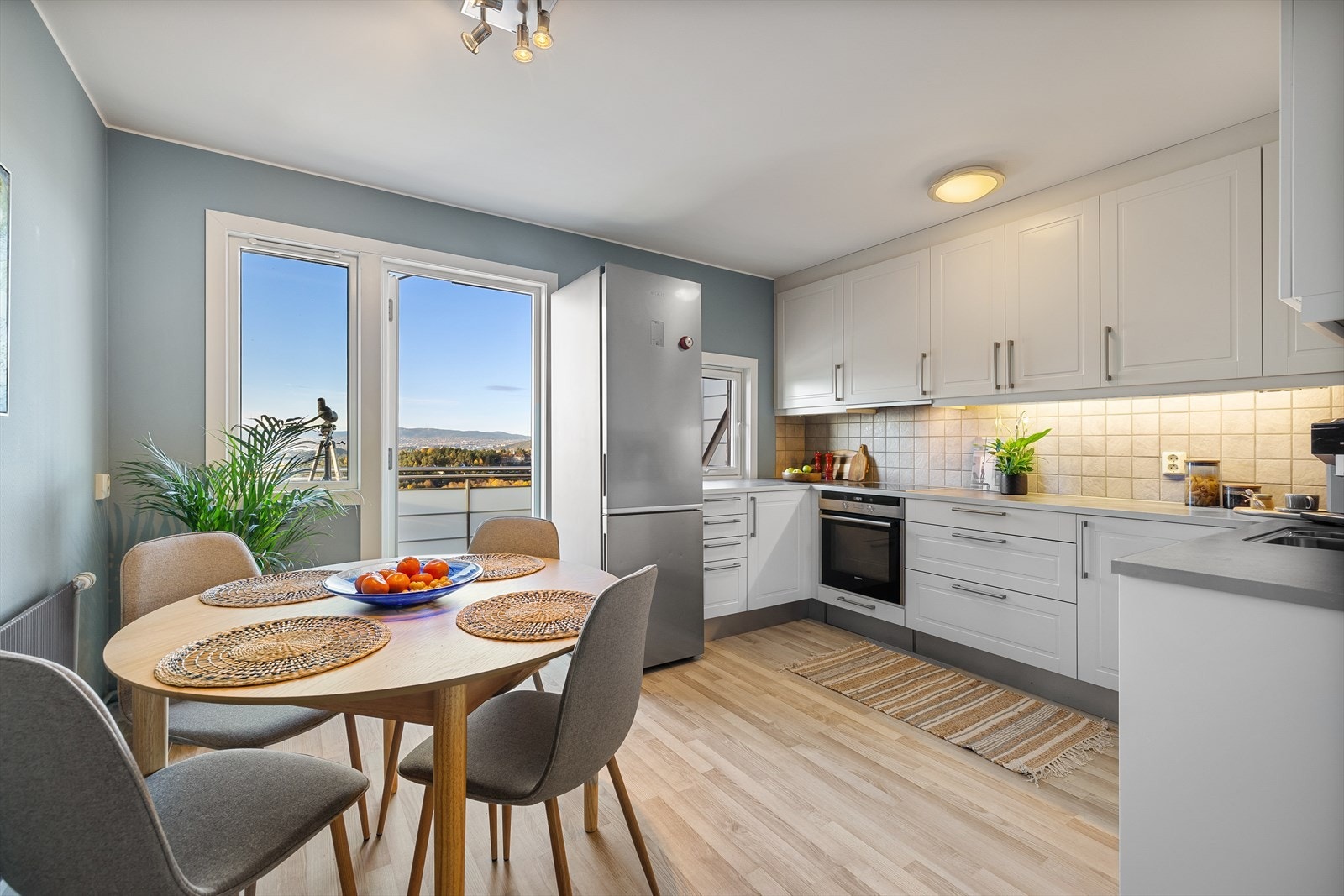 Stort kjøkken med spiseplass, samt meget gode lys- og utsiktsforhold Galleribilde