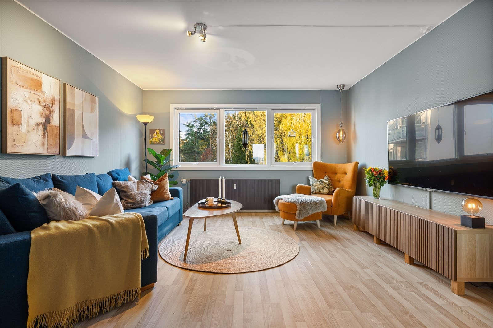 Leiligheten har en god, allsidig planløsning. Leiligheten vender mot skogen på den ene siden og mot fjorden på den andre siden Galleribilde