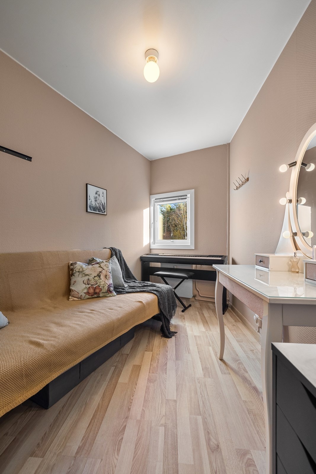 Et rom i leiligheten (til venstre innenfor entré) er byggemeldt som bod. Det er ikke søkt/godkjent bruksendret Galleribilde