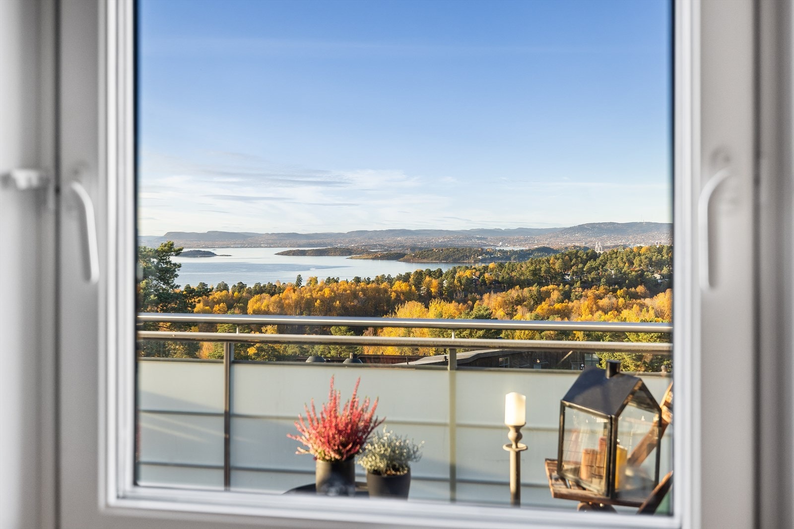 Fra kjøkkenet har man flott, langstrakt utsikt mot Oslofjorden Galleribilde