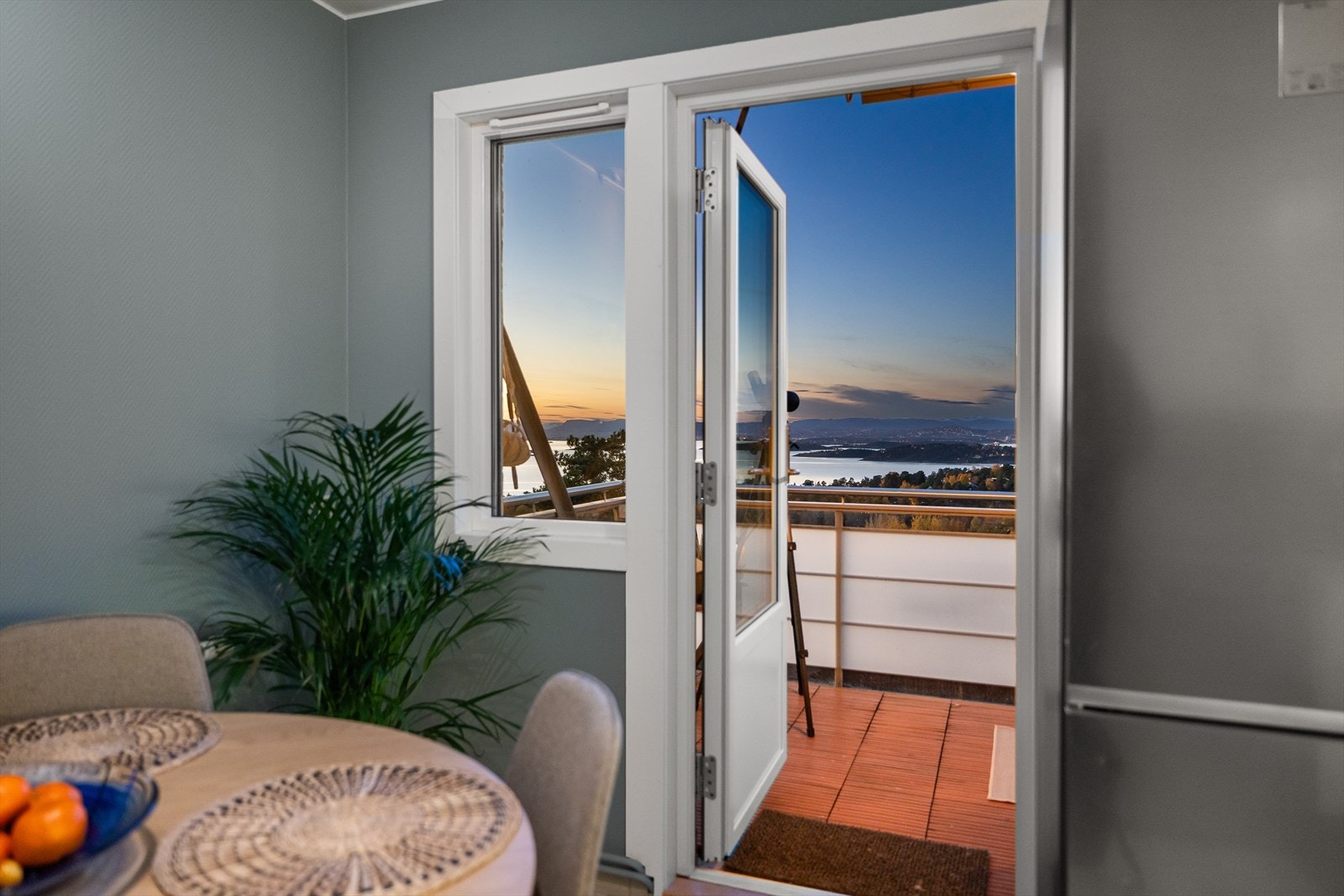 Leiligheten ligger høyt og fritt i byggets toppetasje Galleribilde