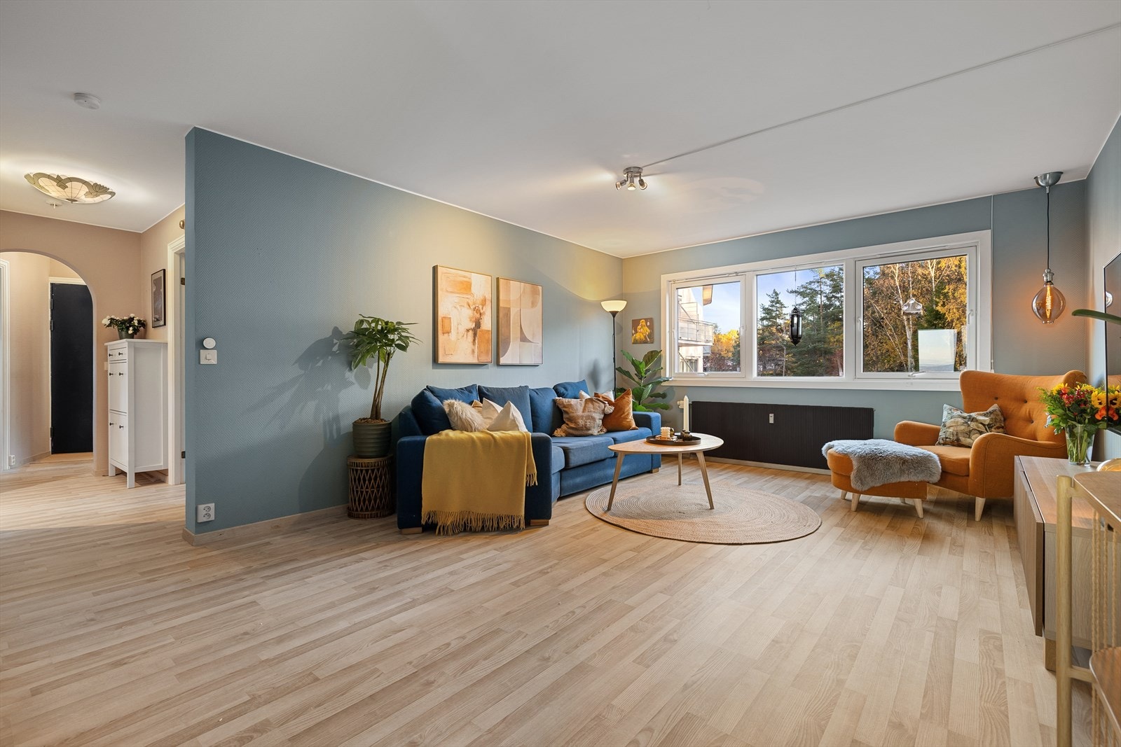 Lys og fin stue med store vindusflater, gode lysforhold og fin romfølelse Galleribilde