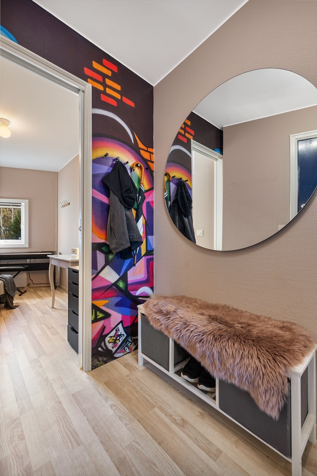 Entré. Ny ytterdør er bestilt og vil være montert til overtagelse Galleribilde