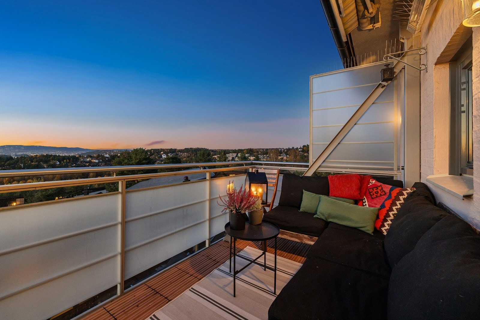 Fra kjøkkenet er det utgang til en nordvestvendt balkong på ca. åtte kvm. Galleribilde