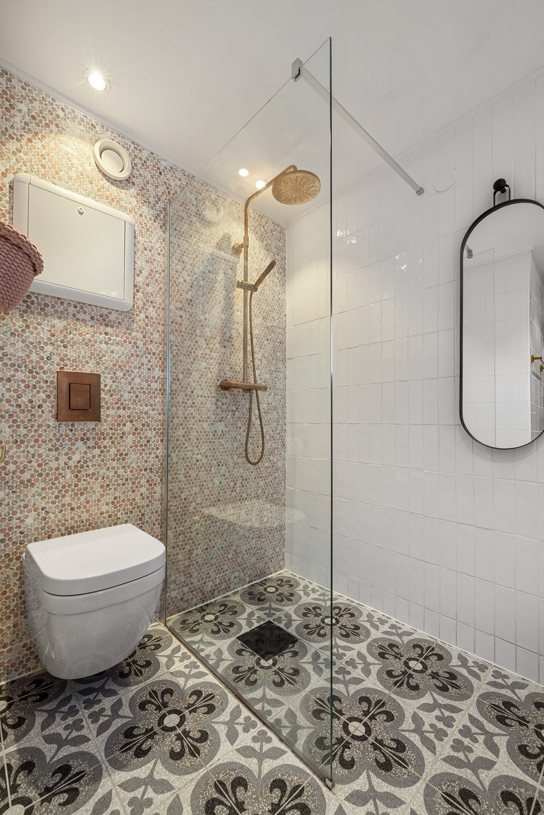 Dusjhjørne med fast glassvegg og behagelig regnfallsdusj Galleribilde