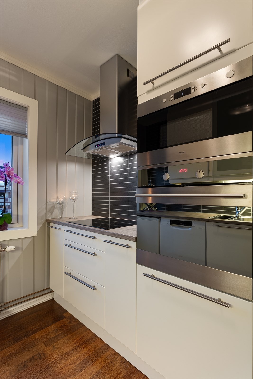 Integrerte hvitevarer som stekeovn, mikro, koketopp, kjøl-/fryseskap og opplegg for oppvaskmaskin Galleribilde