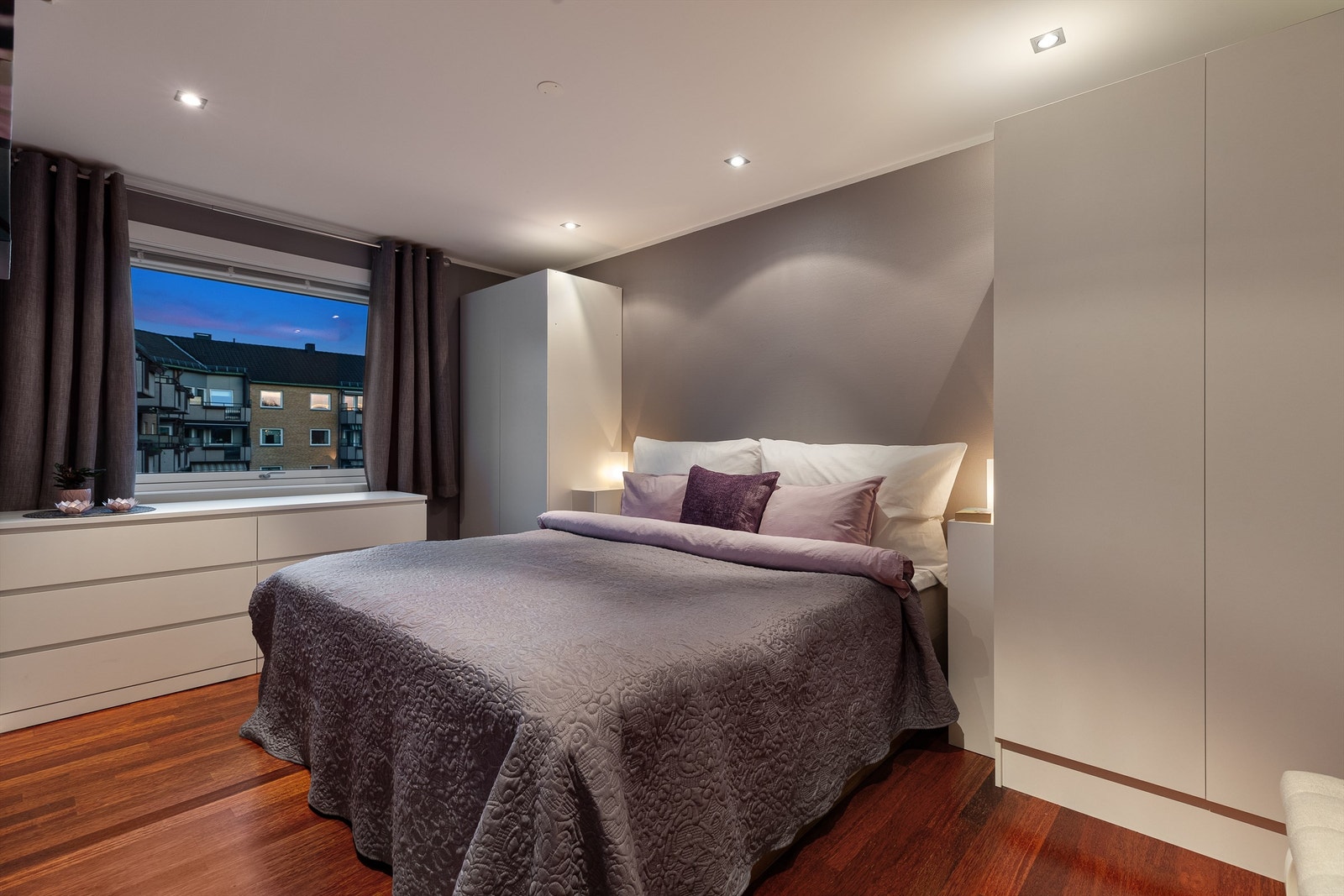 Stort soverom med god skapplass Galleribilde