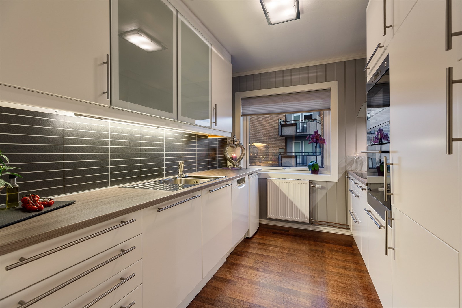 Innholdsrikt med god skap- og benkeplass Galleribilde