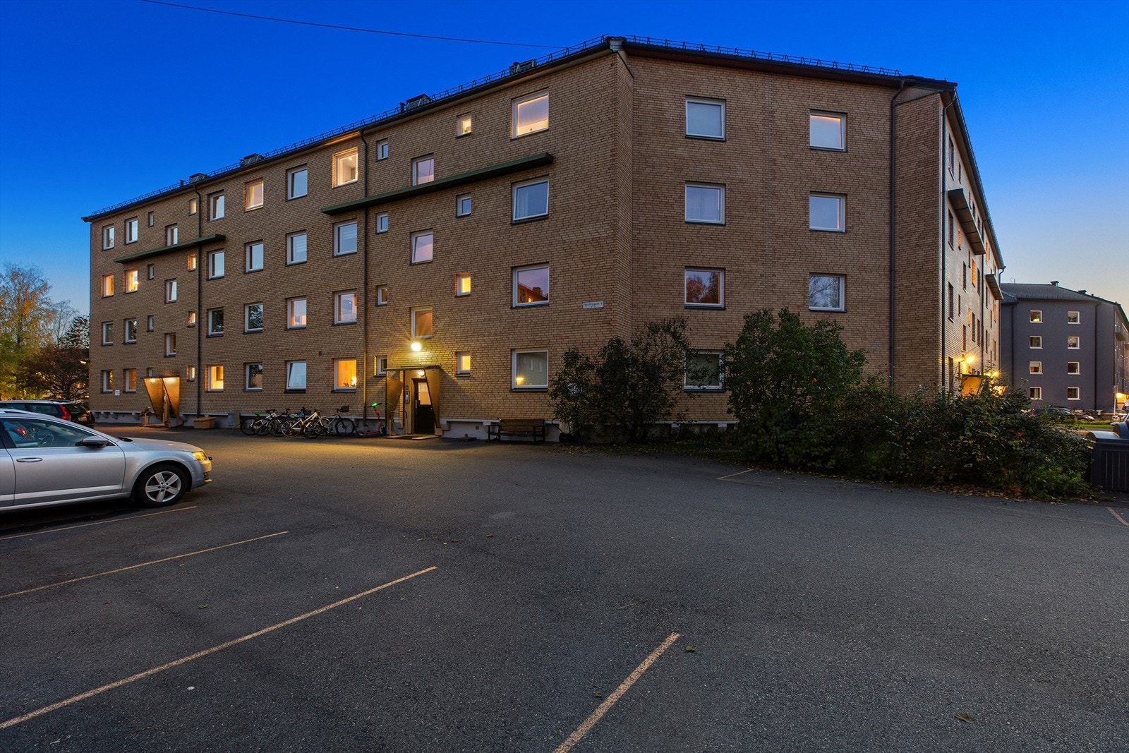 Det følger med en parkeringsplass til leiligheten Galleribilde