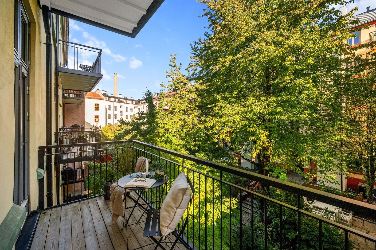 Balkong på 6 kvm som i sin helhet vender mot borettslagets rolige bakgård. Balkongen har morgensol om sommeren. Her kan morgenkaffen nytes med frodig utsyn over fellesarealene. Galleribilde