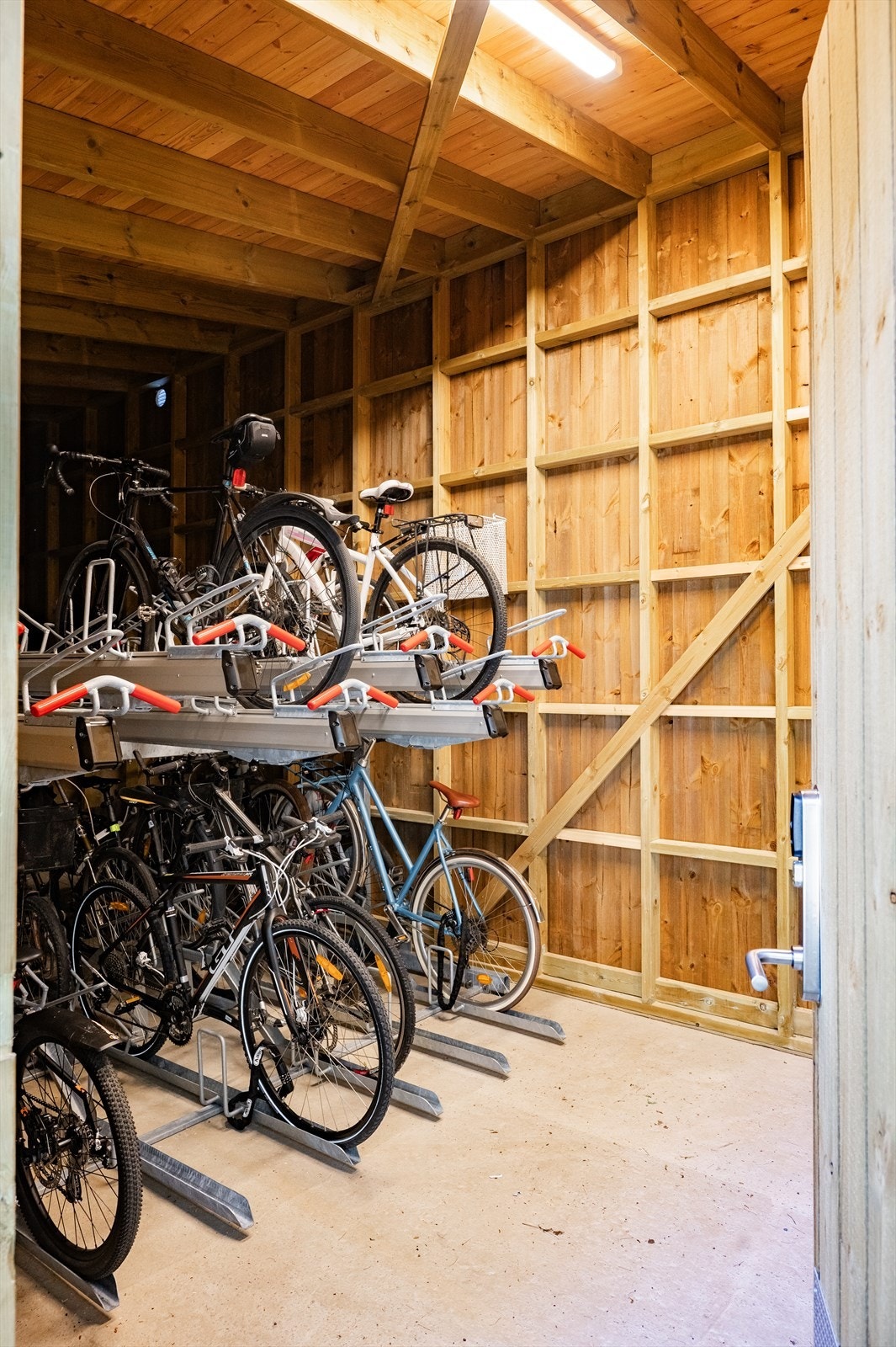 Borettslaget ferdigstilte i 2024 to sykkelboder som kan benyttes av andelseierne. Disse åpnes og låses via nøkkelbrikke. Galleribilde