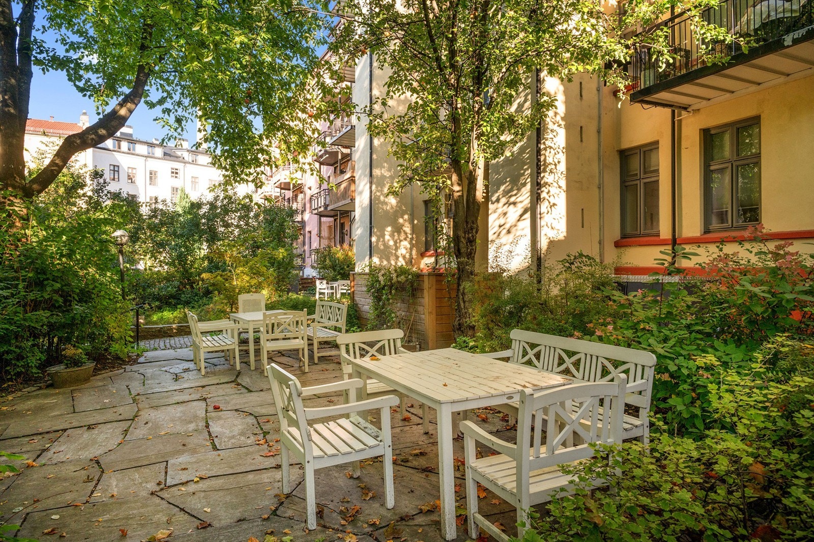 Vakker bakgård. Fellesarealet er flott opparbeidet med blant annet internstier, sittebenker, plenarealer og diverse beplantning. Galleribilde