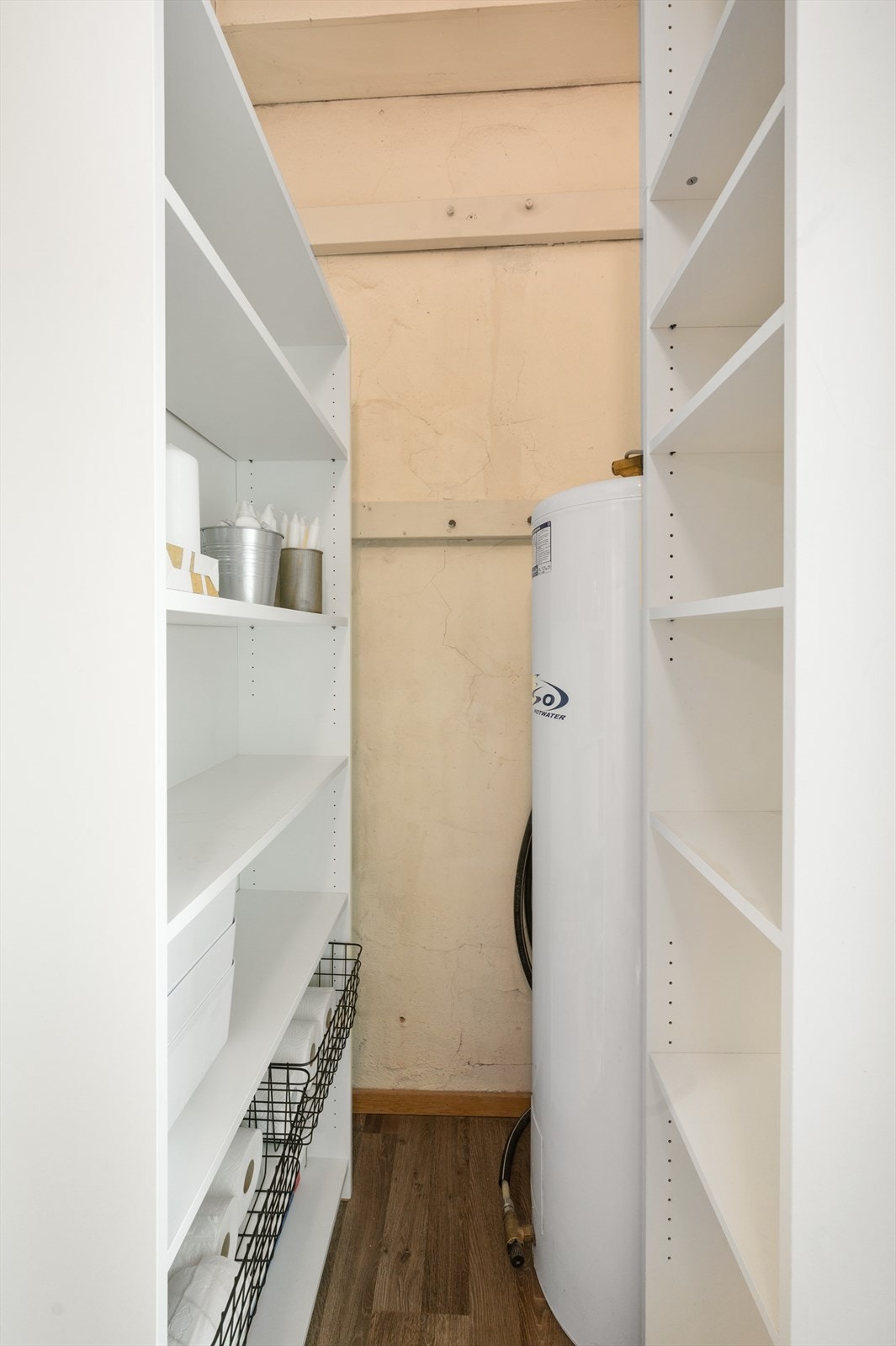 Praktisk mellomgang plassert mellom entreen og baderommet. Her er det ytterligere plass til oppbevaring i fastmontert hylleløsning. Galleribilde