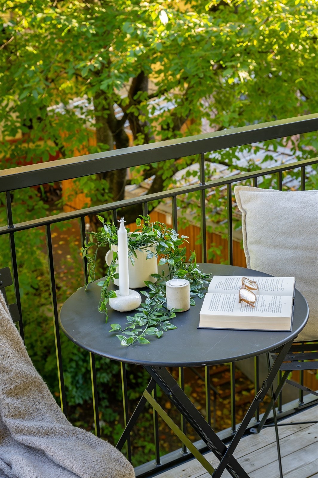 Her er det god plass til sittegruppe, grill og ønsket dekor. Balkonggulvet er belagt med tregulv. Galleribilde