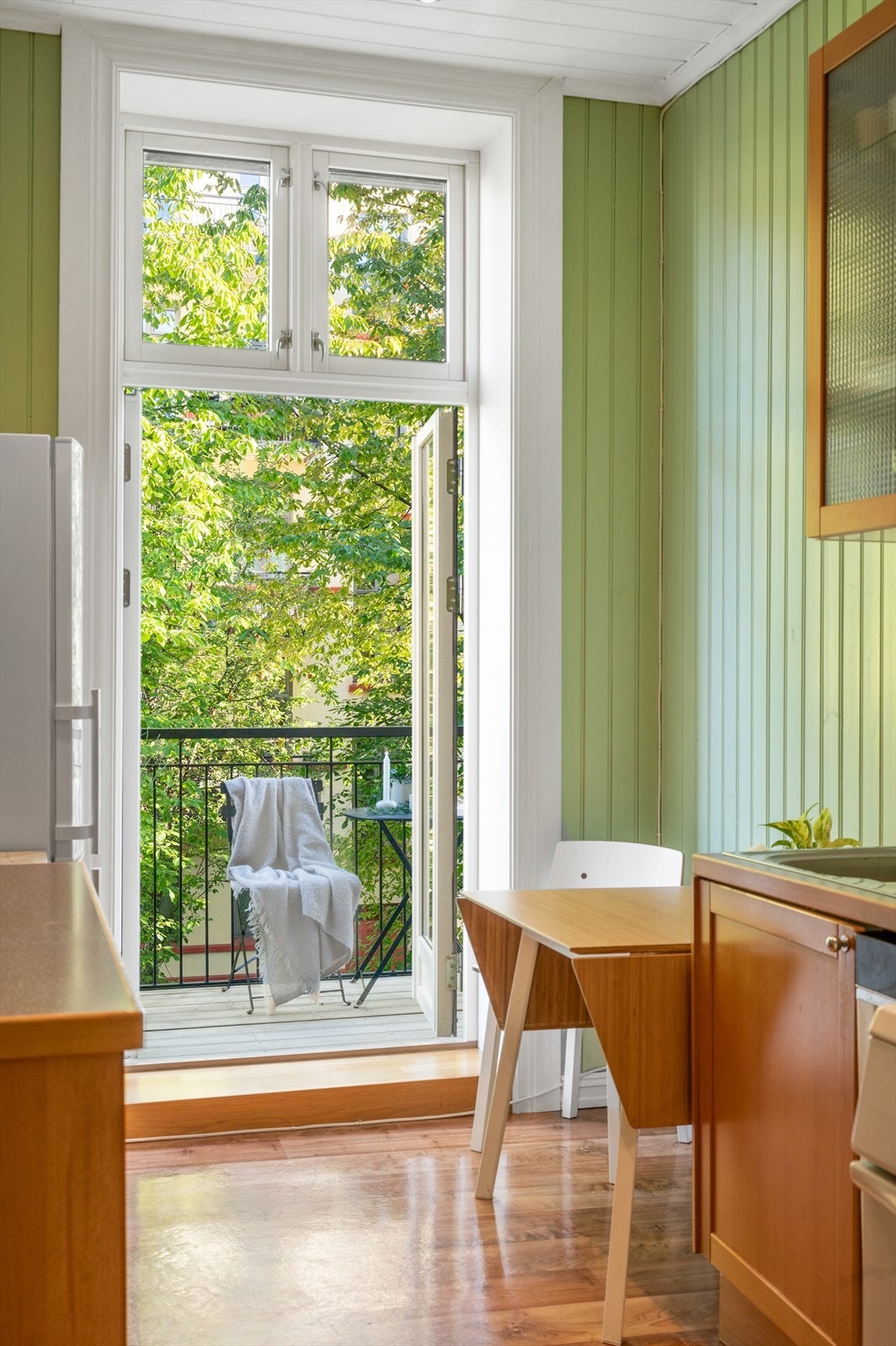 Fra kjøkkenet er det videre utgang til leilighetens balkong. Galleribilde