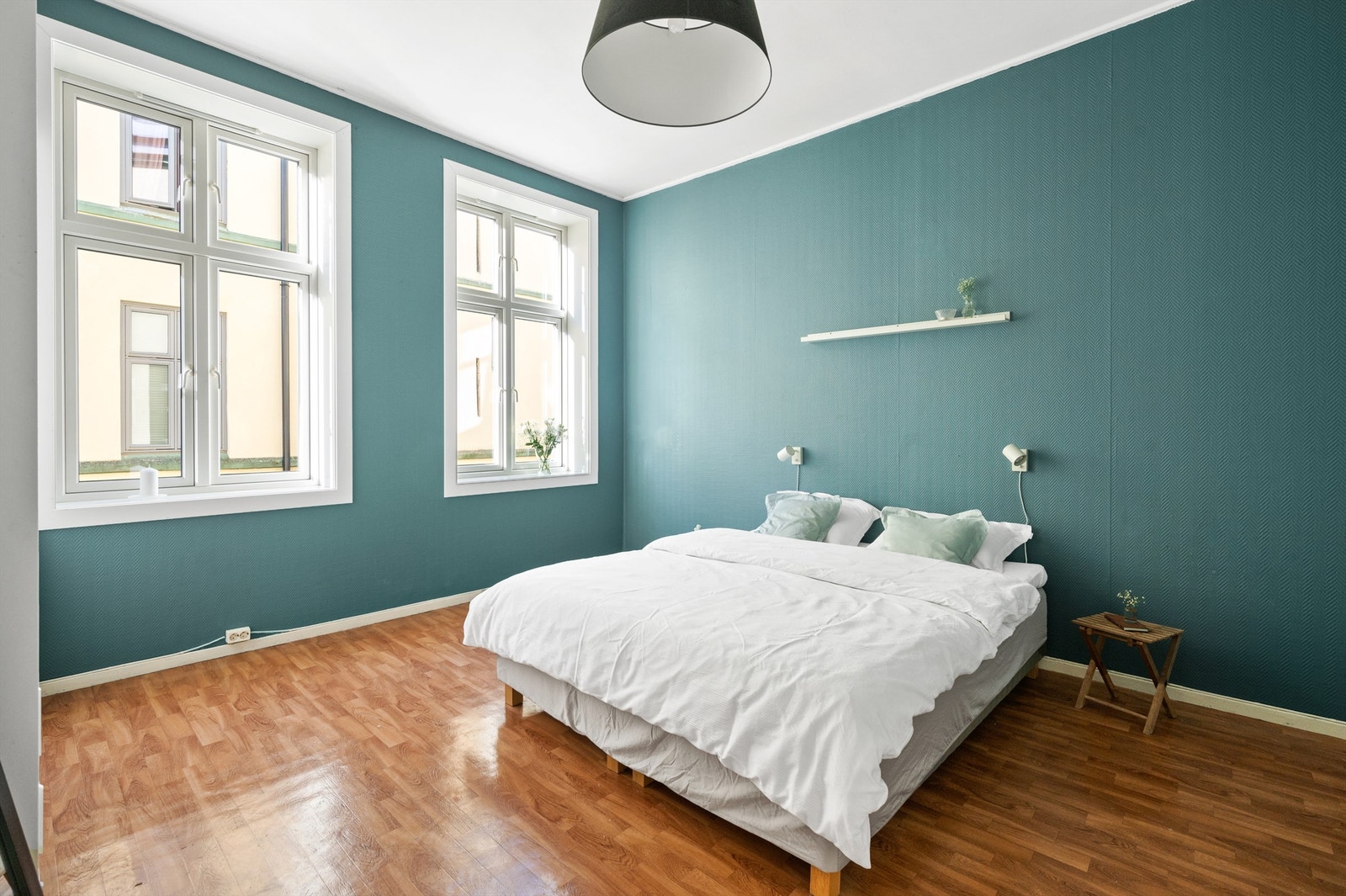 Leilighetens hovedsoverom er av meget god størrelse. Rommet vender ut mot rolig bakgård. Galleribilde