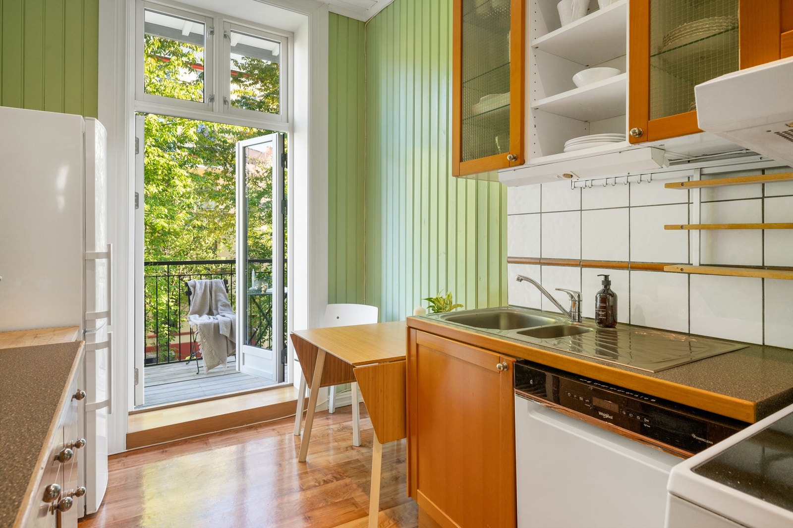 Dette er en lys og gjennomgående 3-romsleilighet beliggende rolig til i indre gård, med stor balkong. Leiligheten har noe oppussingsbehov - perfekt for deg som vil sette ditt eget preg! Galleribilde