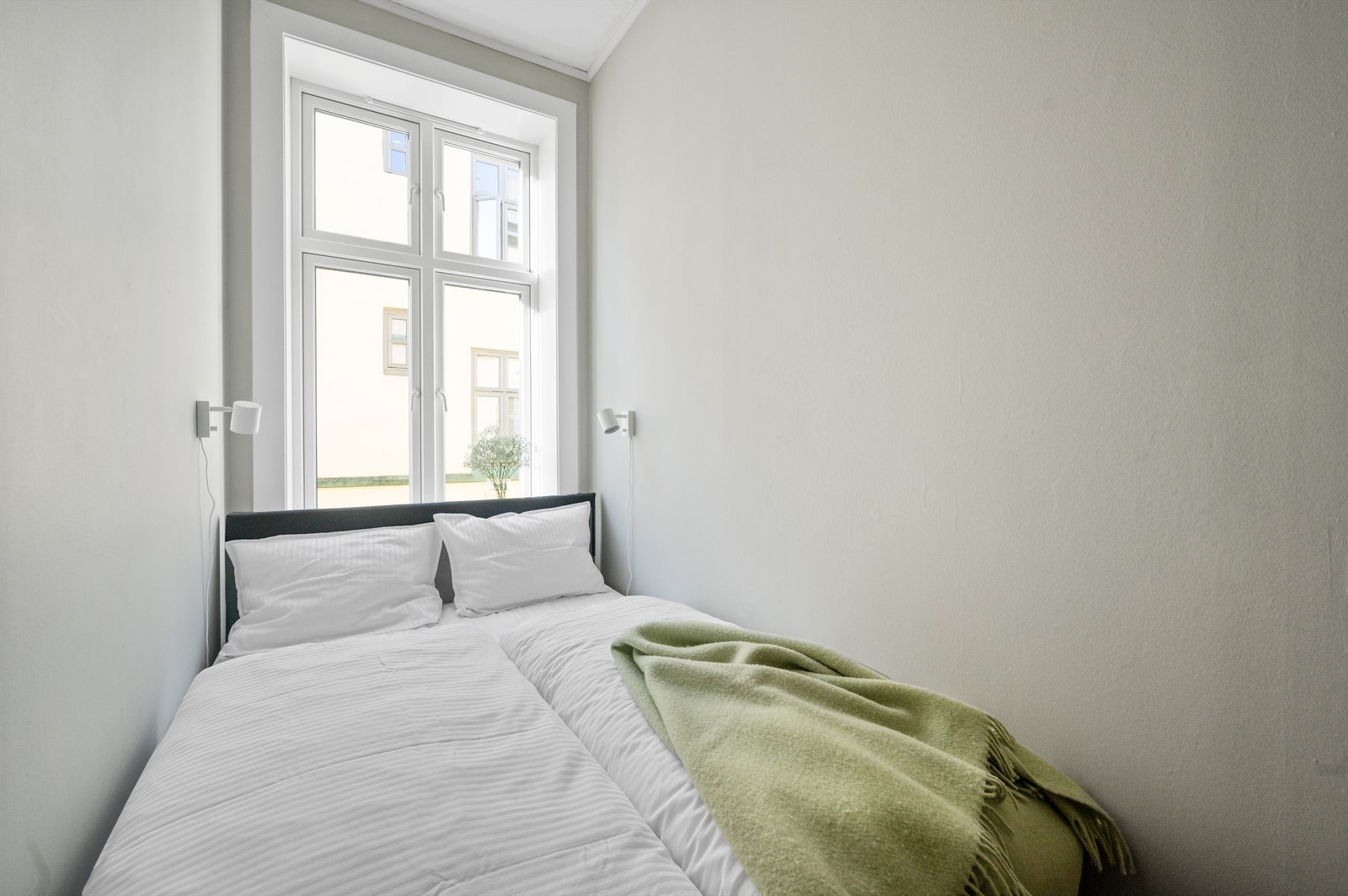 Her er det også plass til dobbeltseng. Begge soverommene har store vindusflater og dype vinduskarmer. Galleribilde