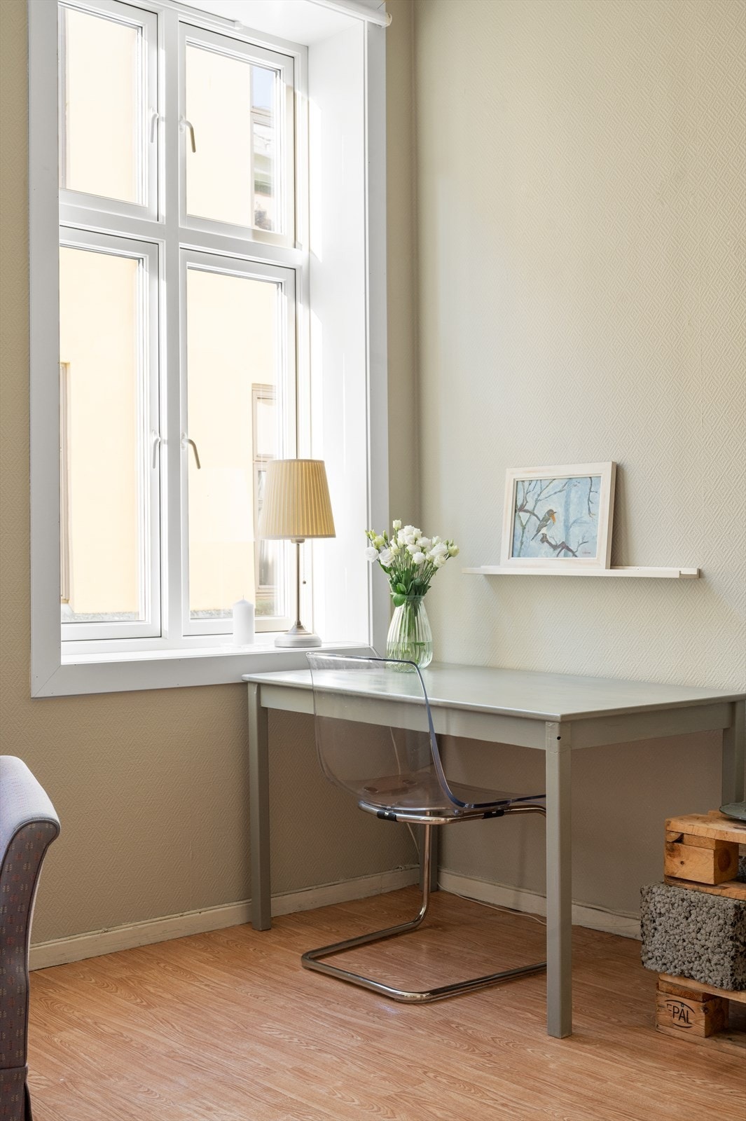 Det er store vinduer i leiligheten fra 2014 som slipper inn rikelig med lys gjennom dagen. Leiligheten har dype vinduskarmer med plass til beplantning og dekor. Galleribilde