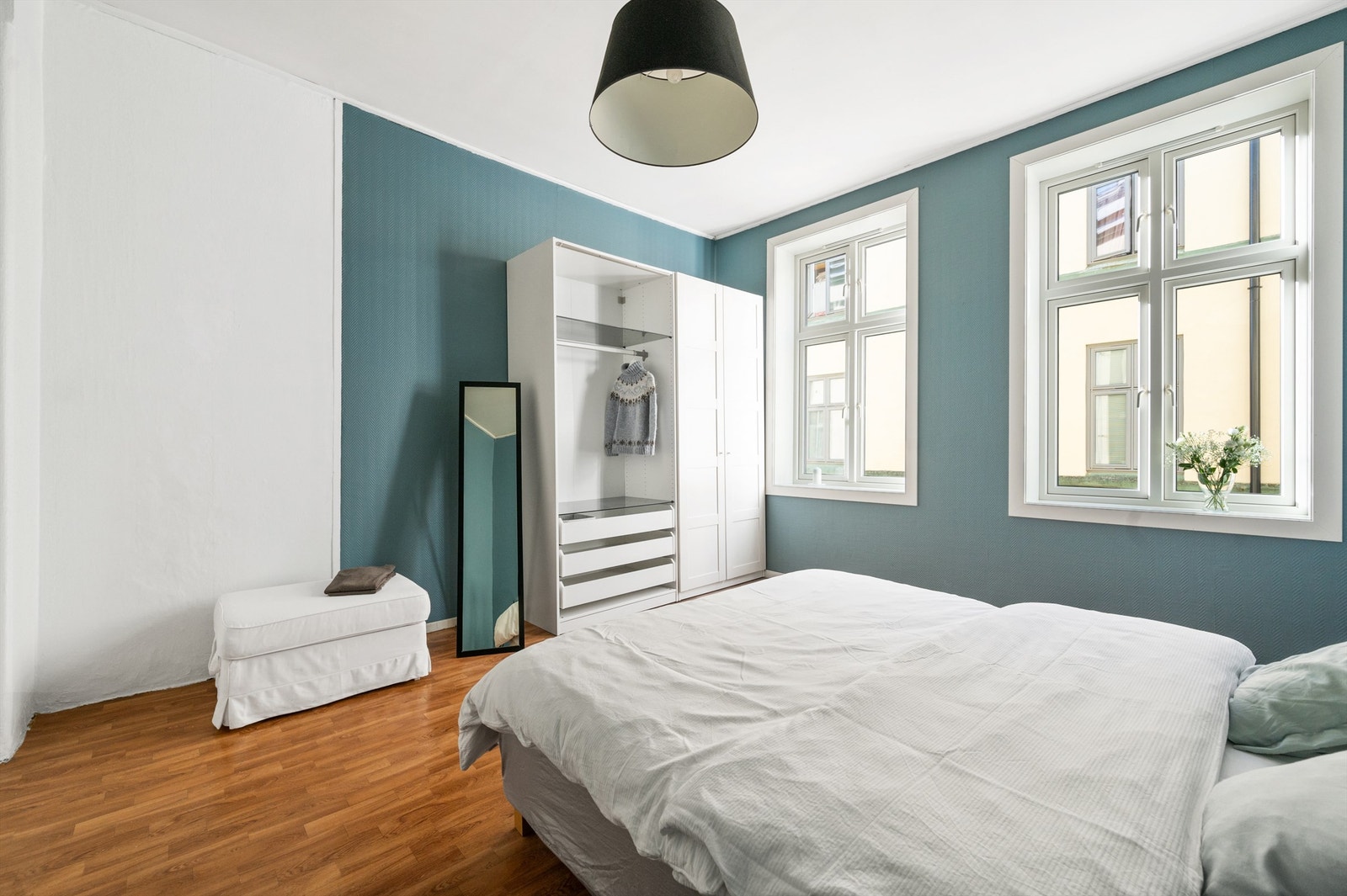 Her er det god plass til dobbeltseng med tilhørende nattbord samt stor garderobeløsning. Galleribilde